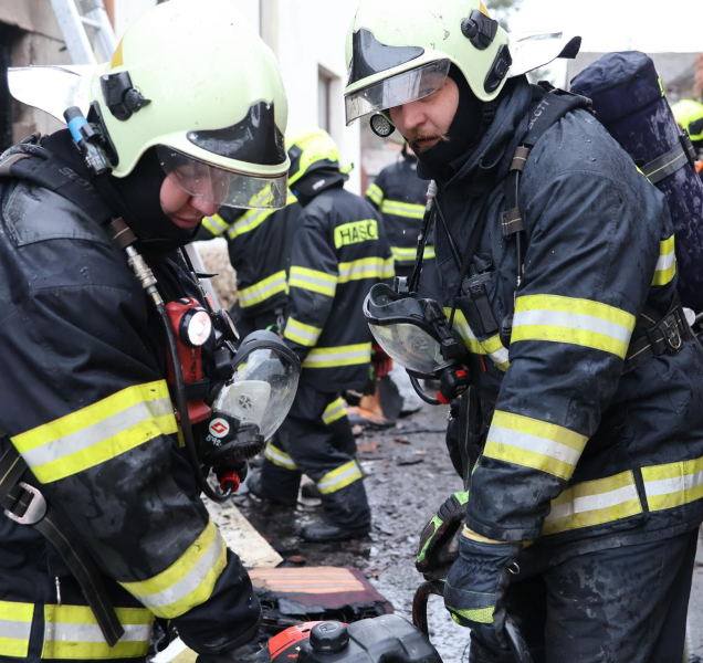V hořícím domě zemřel člověk, zasahovalo šest jednotek hasičů