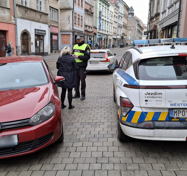 Strážníci zaostřili na Denisovu ulici