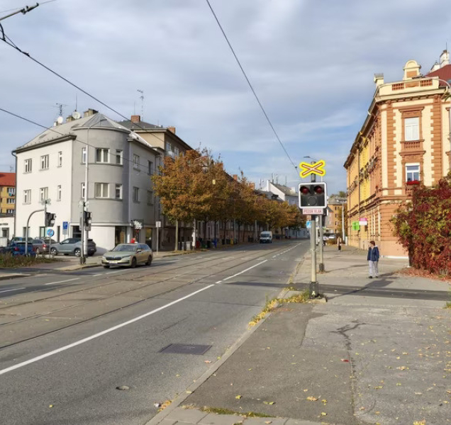 Přejezd ve Wolkerově ulici se opravuje