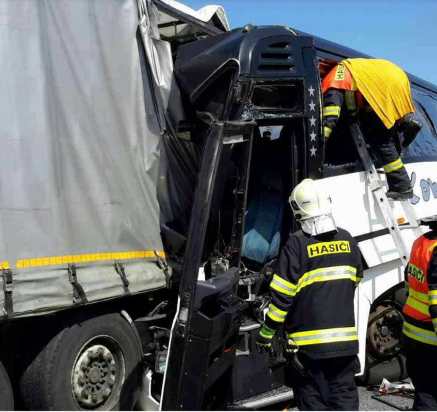 Autobus s fotbalisty boural do kamionu