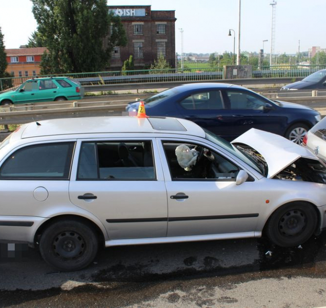 V Tovární ulici bouralo šest aut, jeden řidič z místa ujel