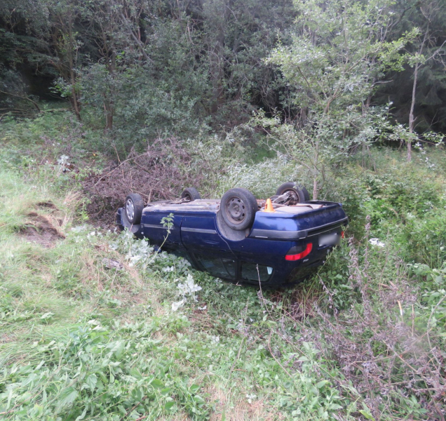 Opilý řidič na Prostějovsku otočil auto na střechu