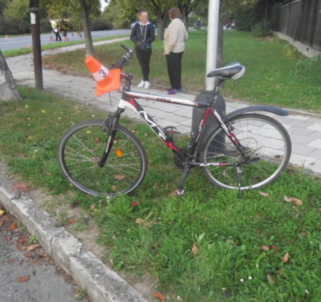 Opilý cyklista nezvládl svou jízdu, naboural do osobáku