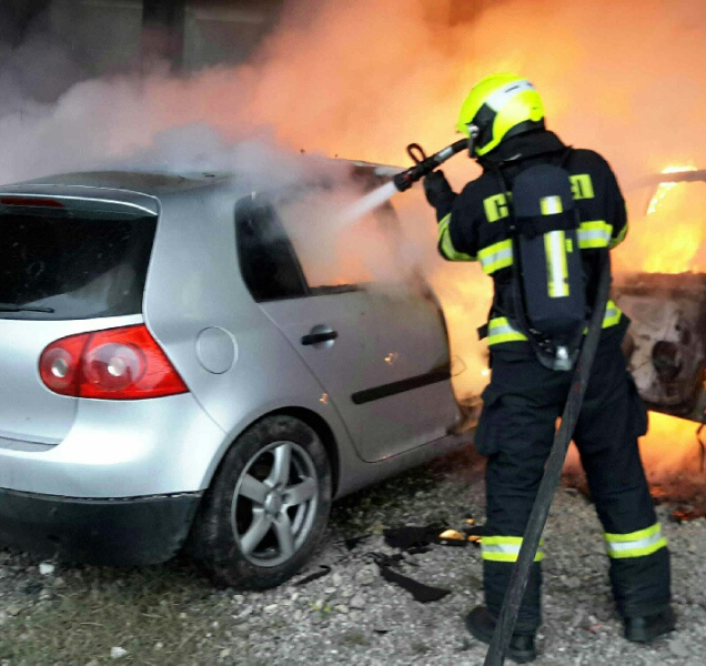 Ve Slavoníně dnes ráno hořelo auto