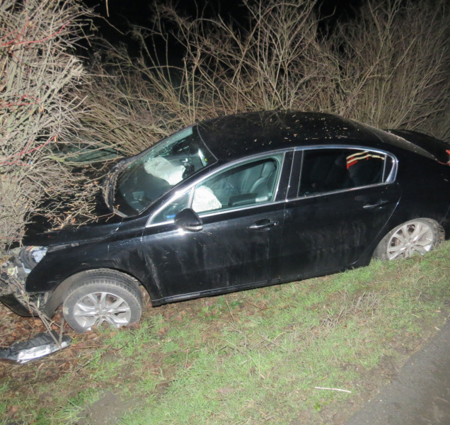 Mezi Bludovem a Postřelmovem bouralo auto