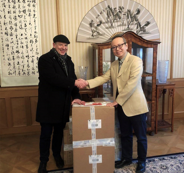 Univerzita Palackého poslala do Číny tisíc respirátorů