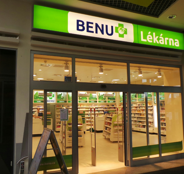 V lékárnách už se dodržují dvoumetrové rozestupy ve frontách