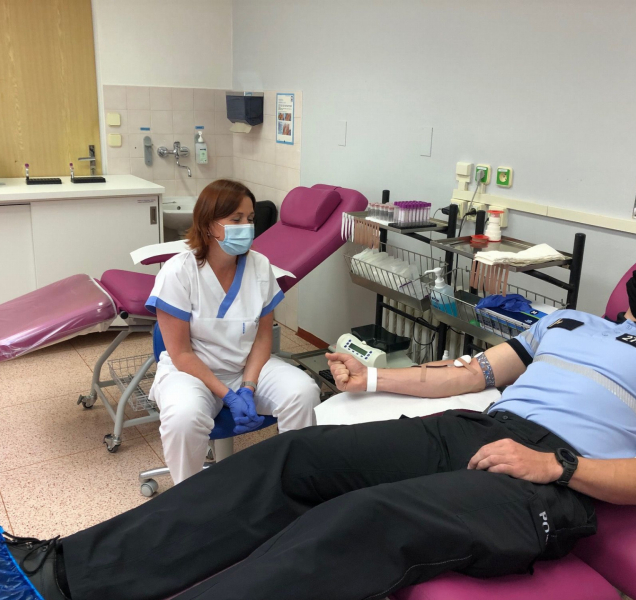 Policisté darovali krev