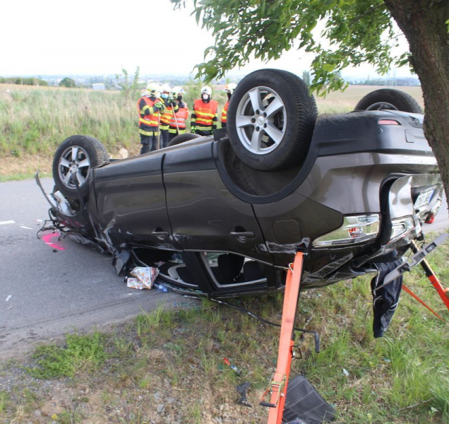 Řidič koukal do mobilu a převrátil auto na střechu