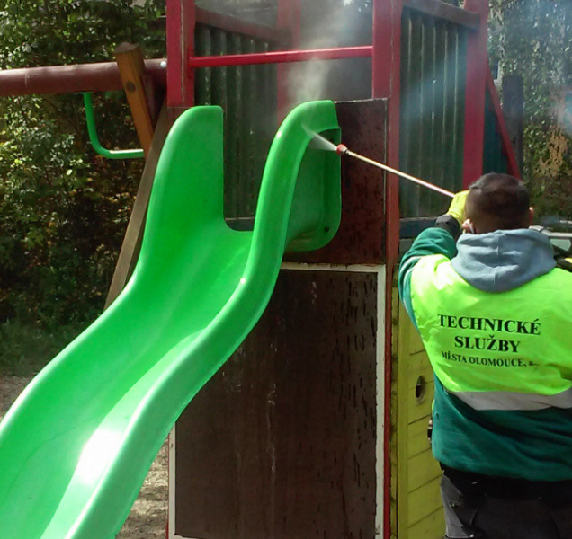 Výměna písku je téměř hotova, dezinfikování pokračuje