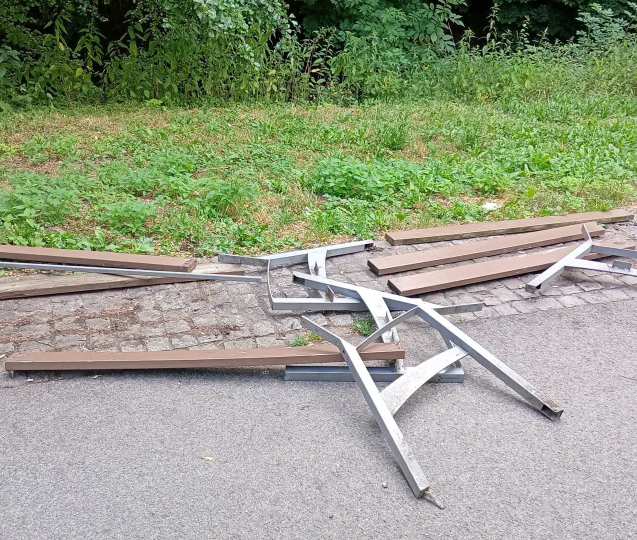 Vandalové ničili vybavení ve Smetanových a Bezručových sadech