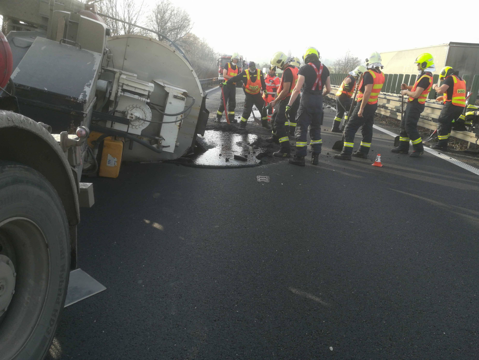 Na dálnici u Bystročic se převrátil přívěs s asfaltem