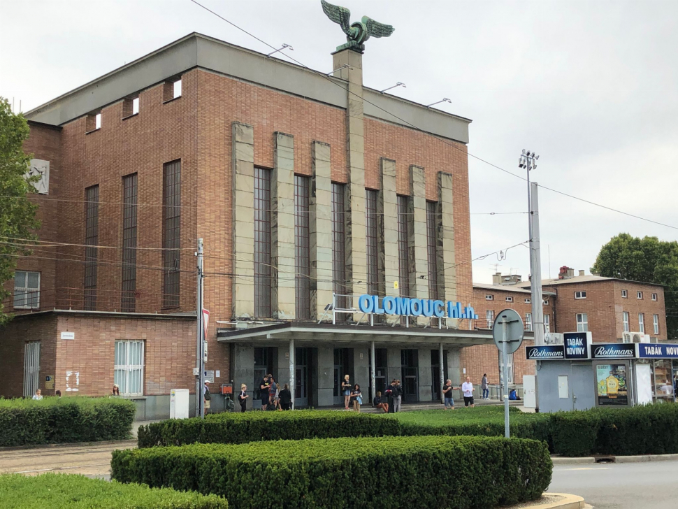 Skupiny uprchlíků u nádraží v Olomouci o pomoc nestojí