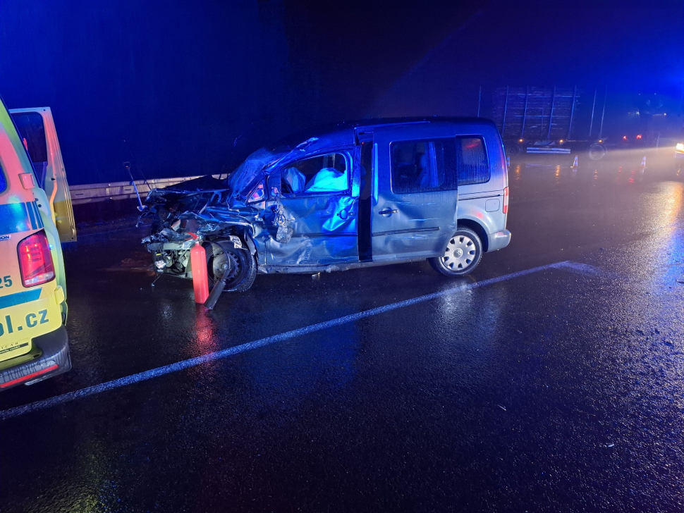 Další úmrtí na silnici! Srážka osobáku a nákladního auta
