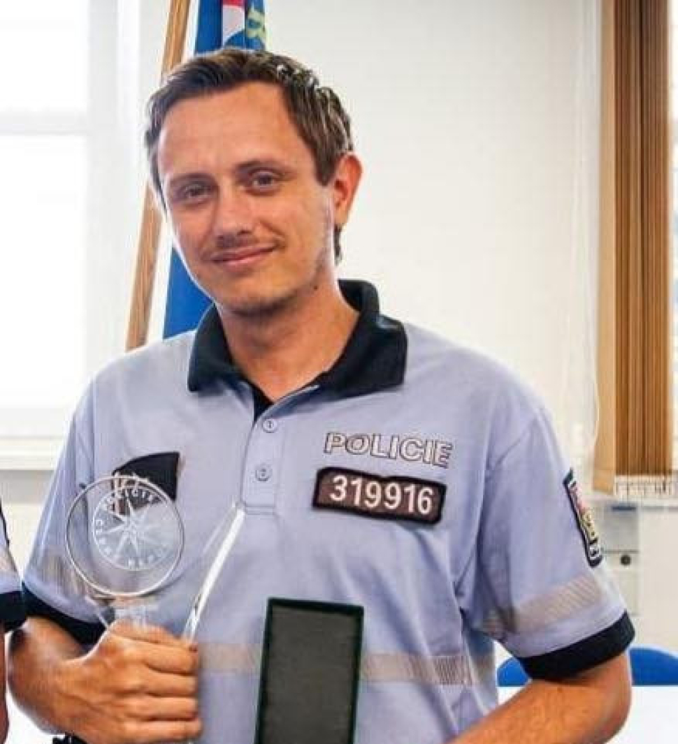 Policista mimo službu zneškodnil v Šumperku muže s nožem