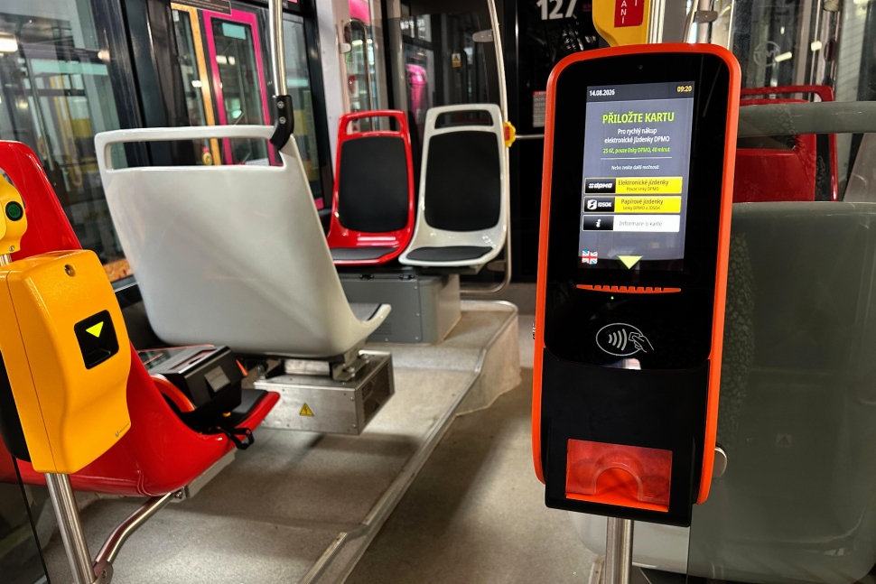 V tramvajích a autobusech už lze koupit jízdenku kartou