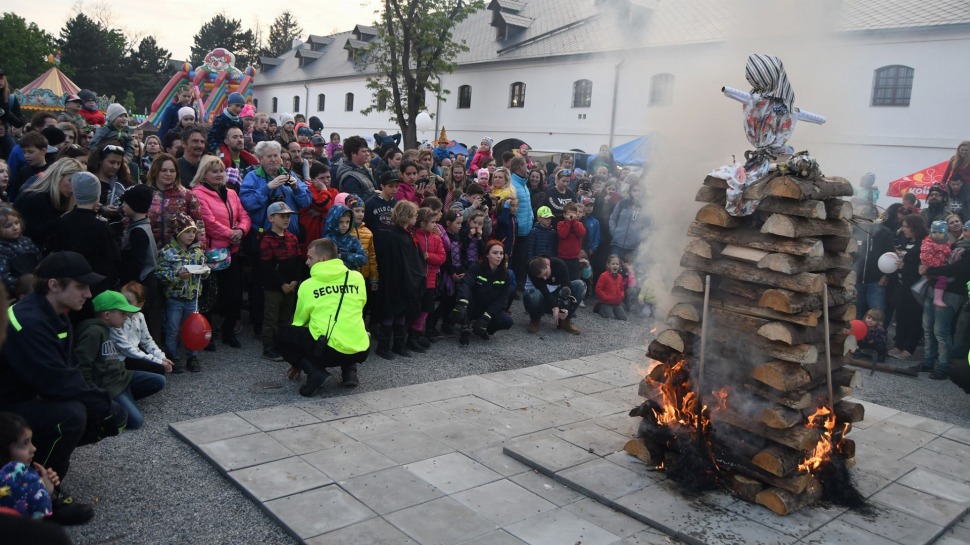 Pálení čarodějnic přilákalo davy, lidé se těší na Xindla X