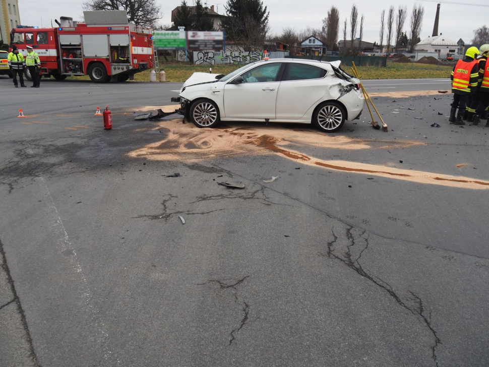 U Mohelnice boural kamion s osobním autem